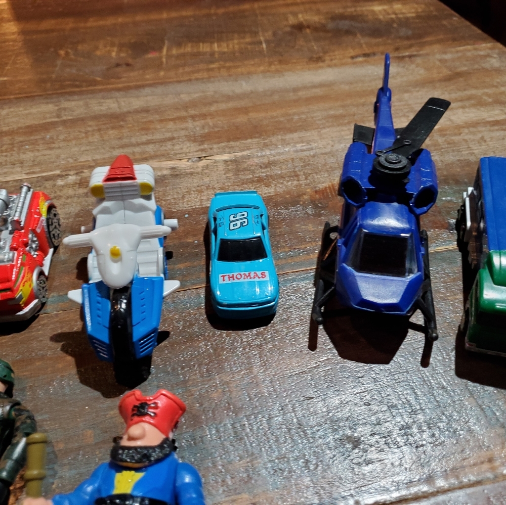 Lot of toy cars and action figures - Picture 3 of 4